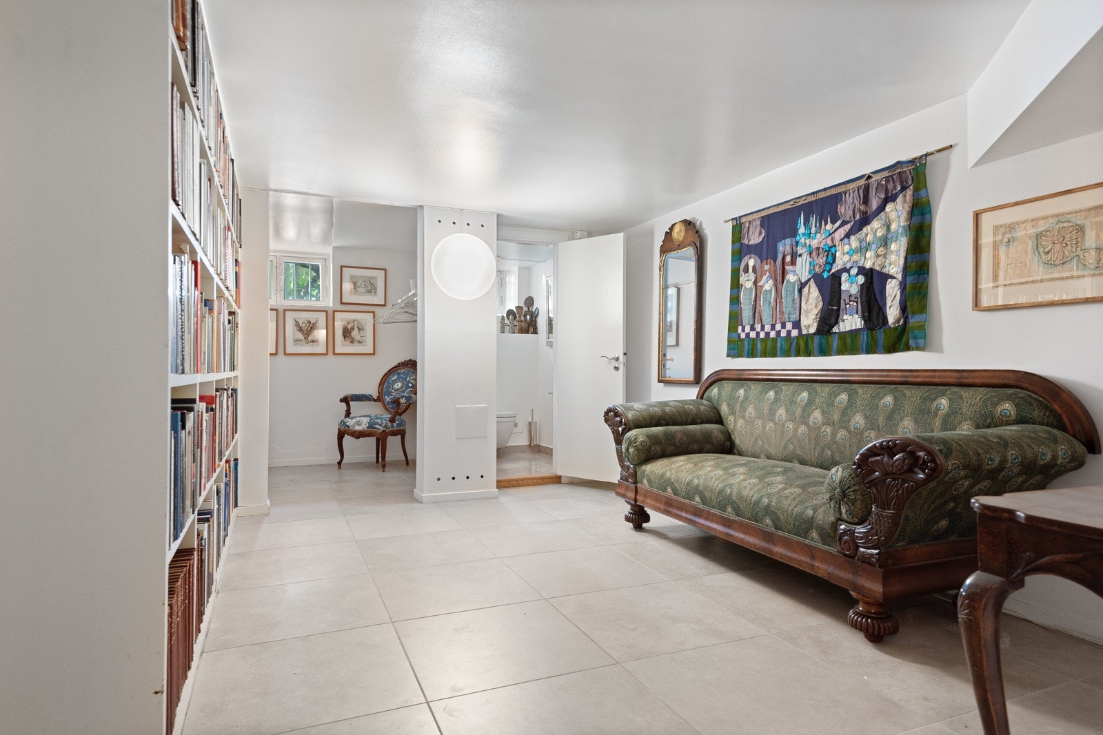 Rommelig hall tilknyttet både gjeste-wc, garderobeløsning, boder og vaskerom Galleribilde