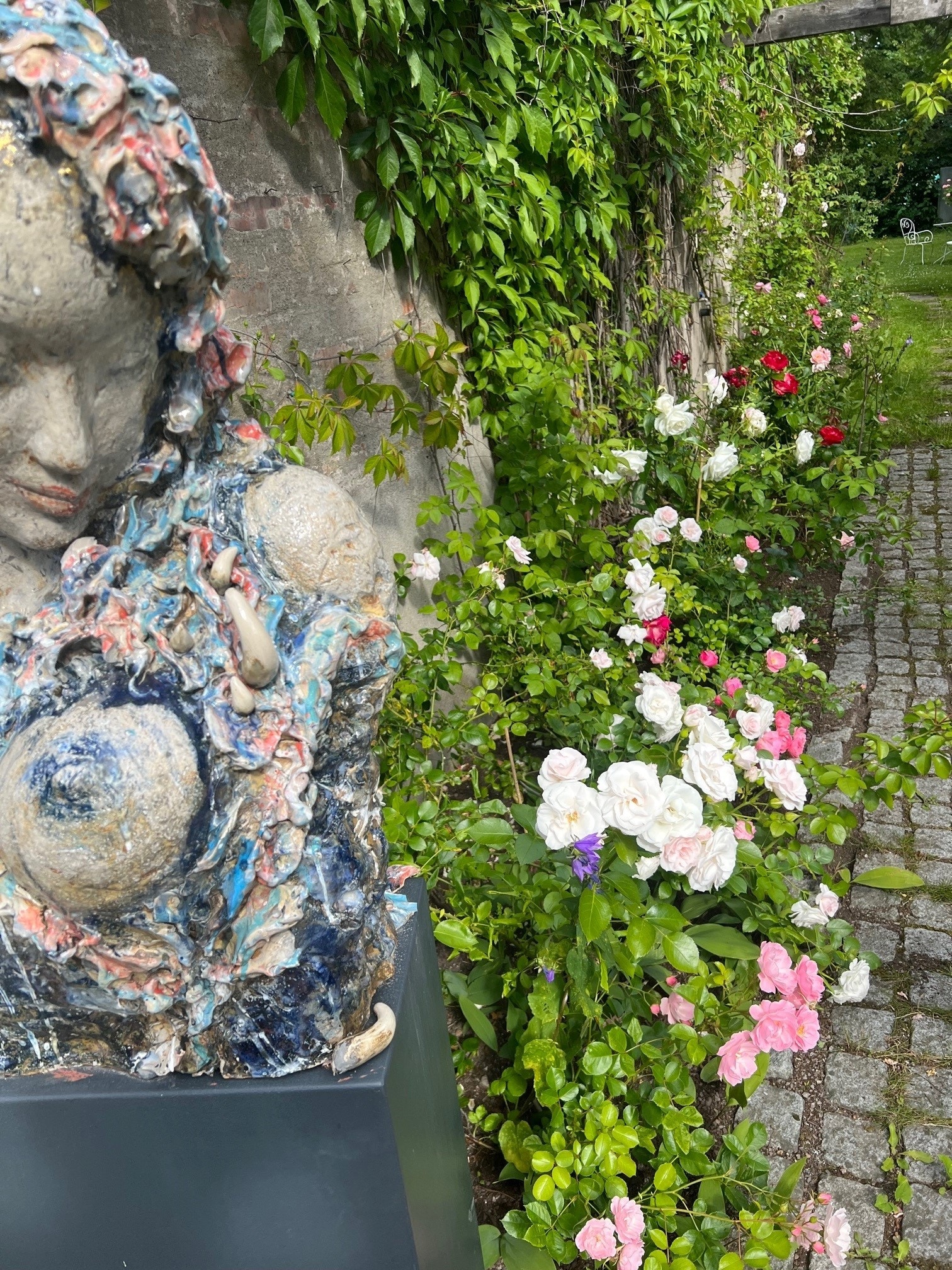 Private bilder fra hagen som har flotte blomsterbed med ulik blomstringstid Galleribilde