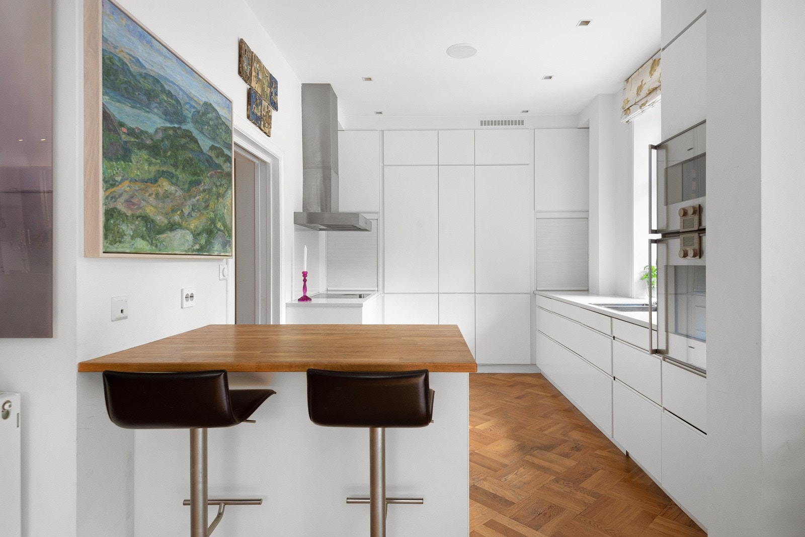 Nyere moderne kjøkken med halvøy og diverse integrerte hvitevarer fra Gaggenau Galleribilde