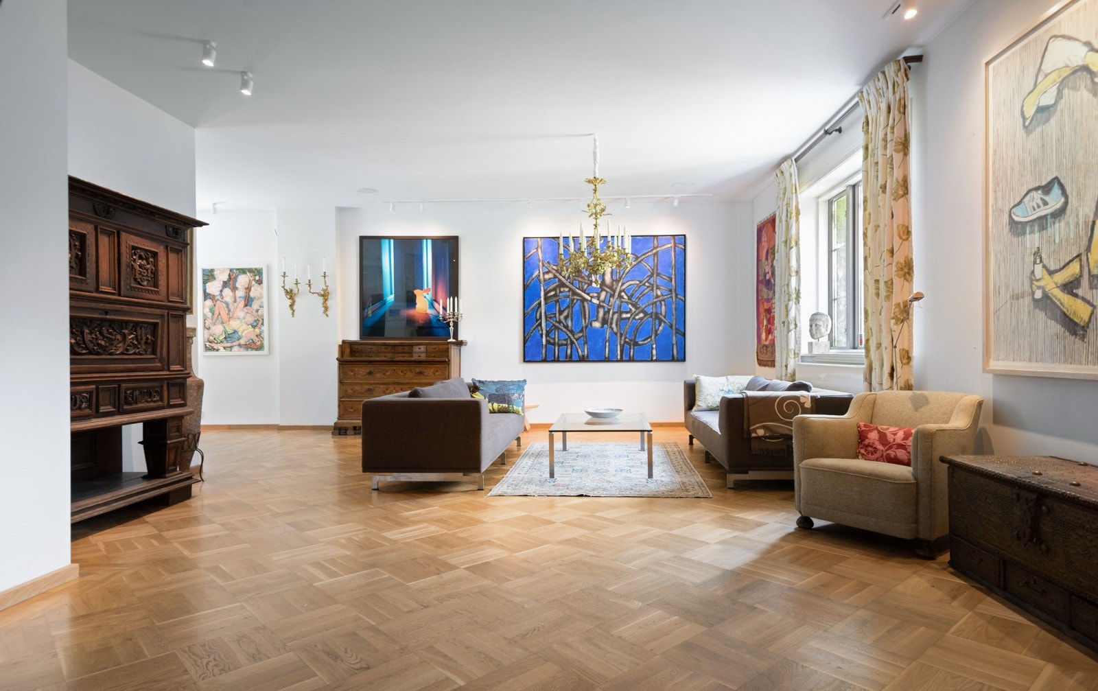 Gedigen stue (også brukt som spisestue) med majestetisk kleberstein gruepeis Galleribilde