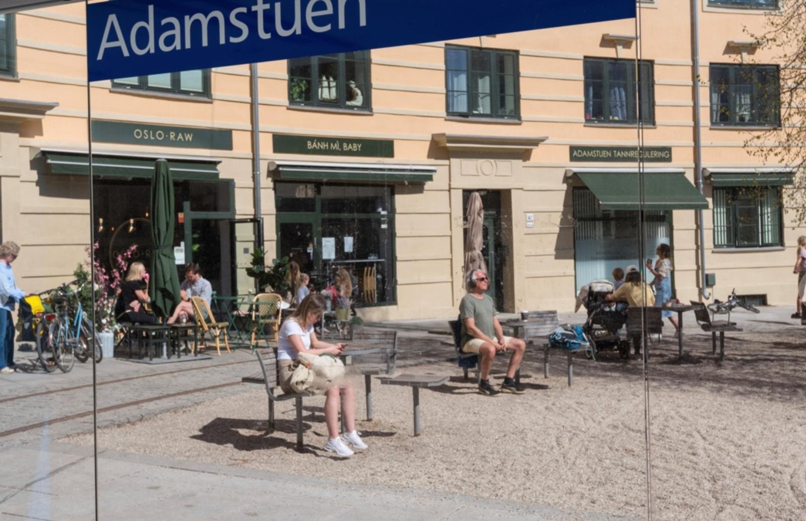 Offentlig kommunikasjon på Adamstuen holdeplass Galleribilde