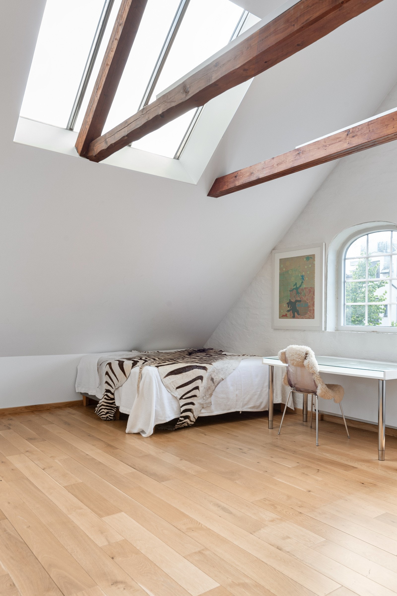 Loftstue/soverom med utgang liten balkong og direkte inngang til bad og bod Galleribilde