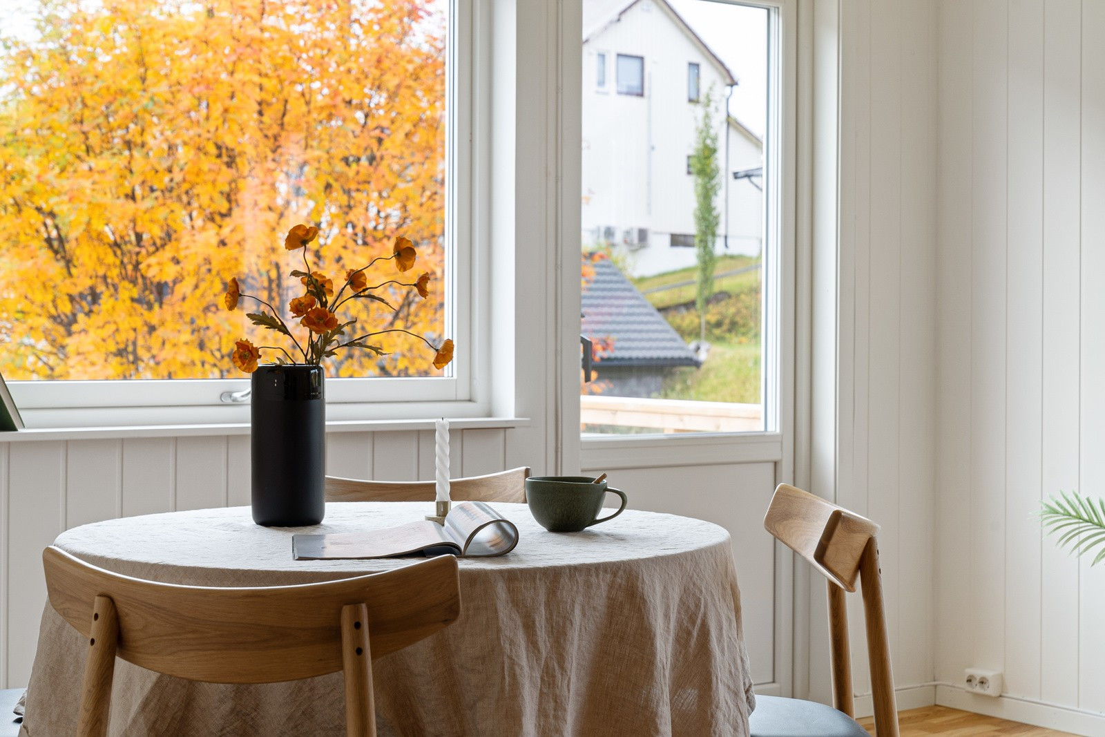 Spisebordet finner sin naturlige plass i rommet i nærhet av stue/kjøkken.