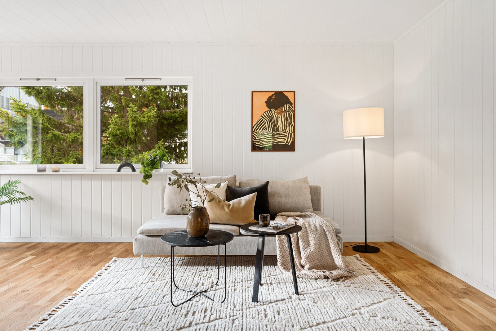 I stuen har du god plass til sofa med tilhørende møblement!
