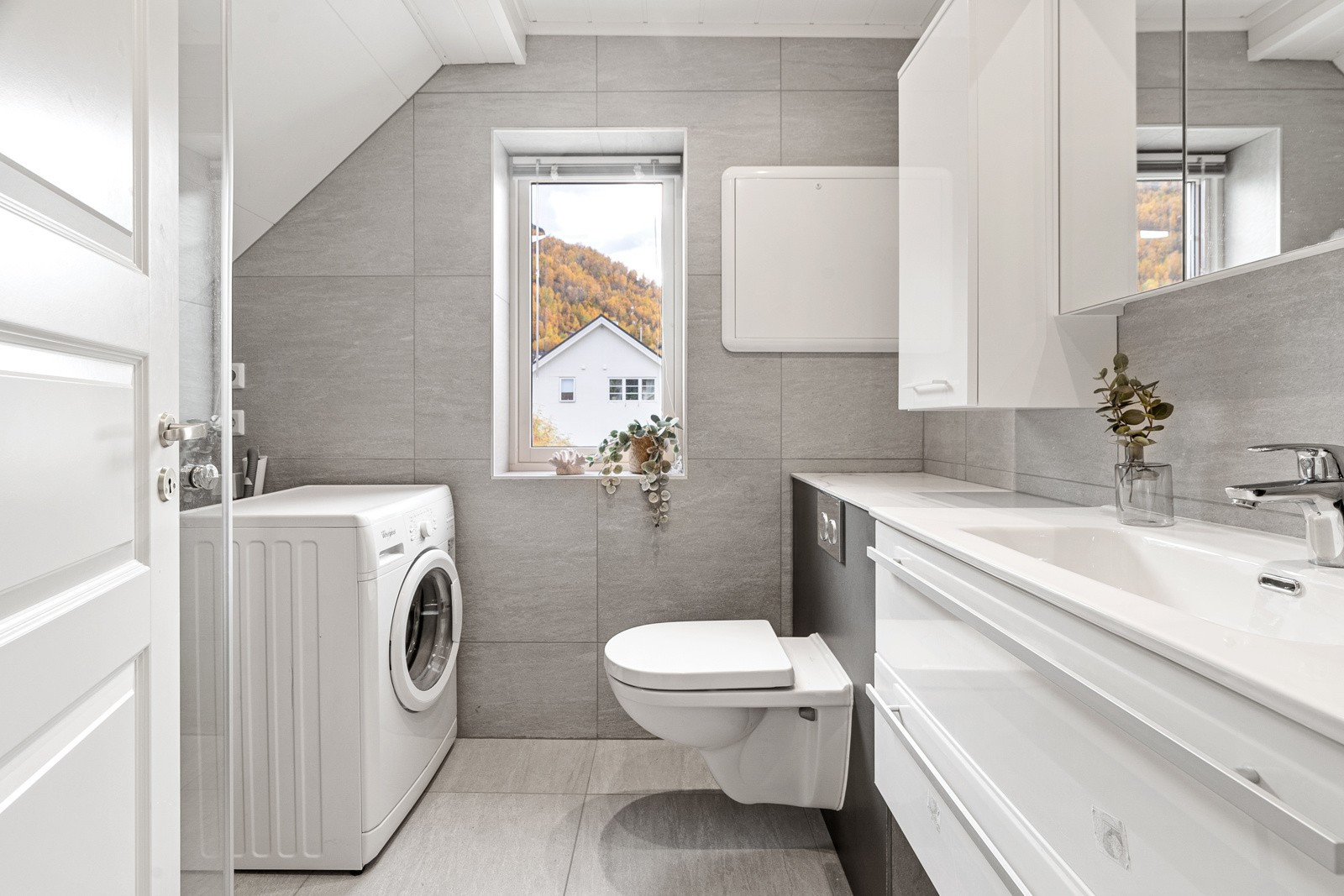 Badet er av god størrelse med god plass til vaskemaskin.