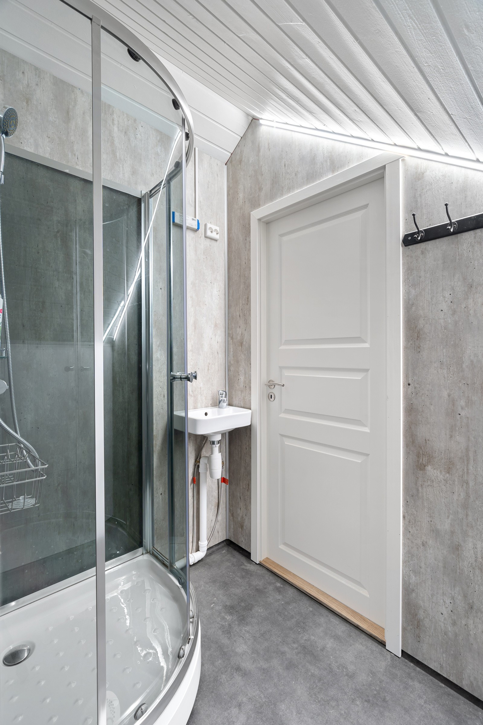 Baderom på loft med dusjkabinett og servant.