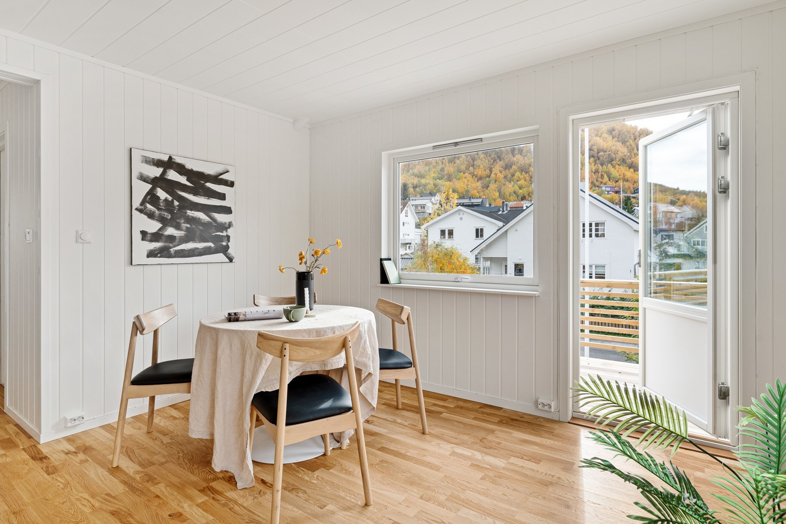 Fra spisestuen har du utgang til veranda!