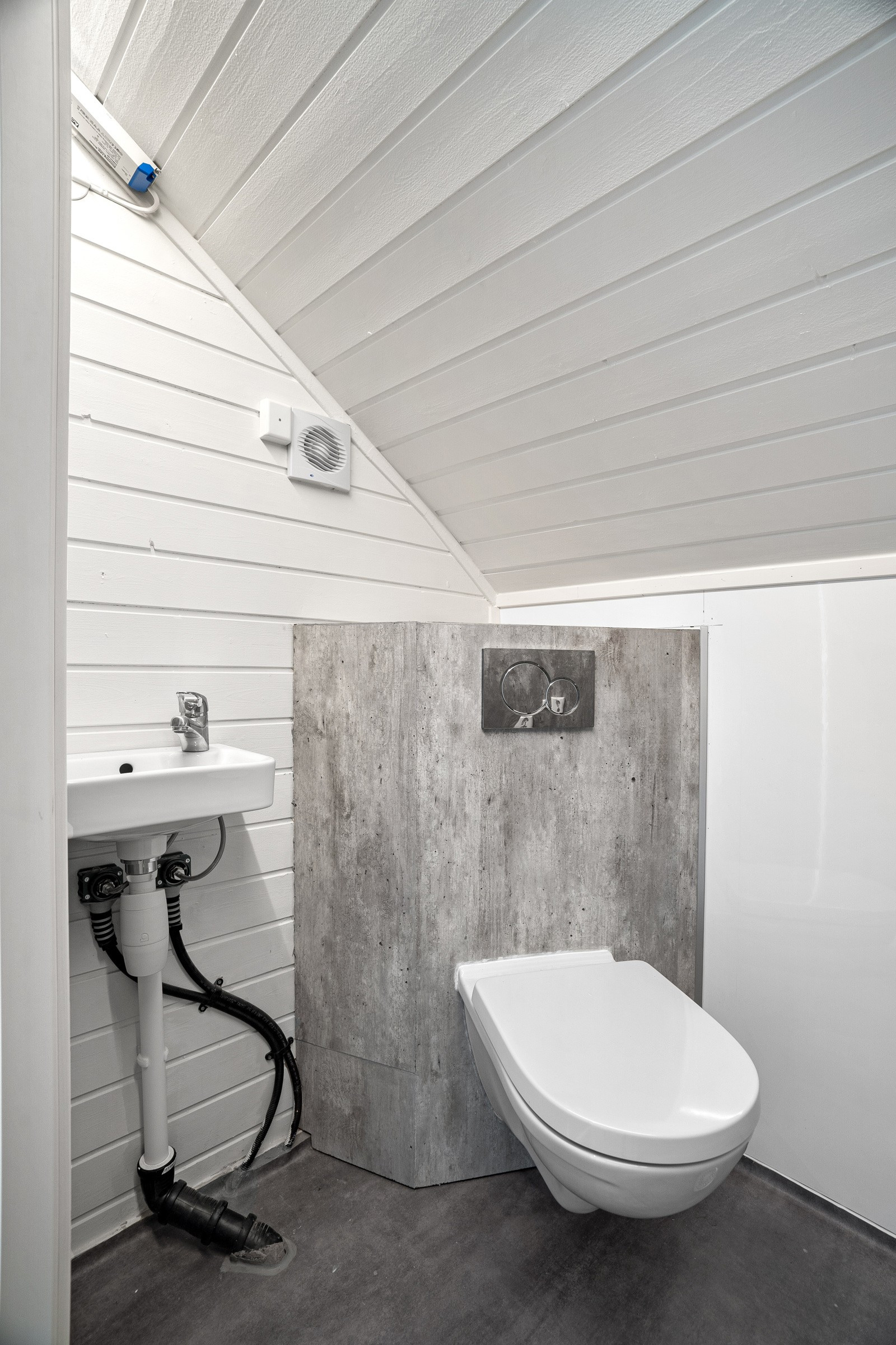 Wc rom på loftet med toalett og servant.