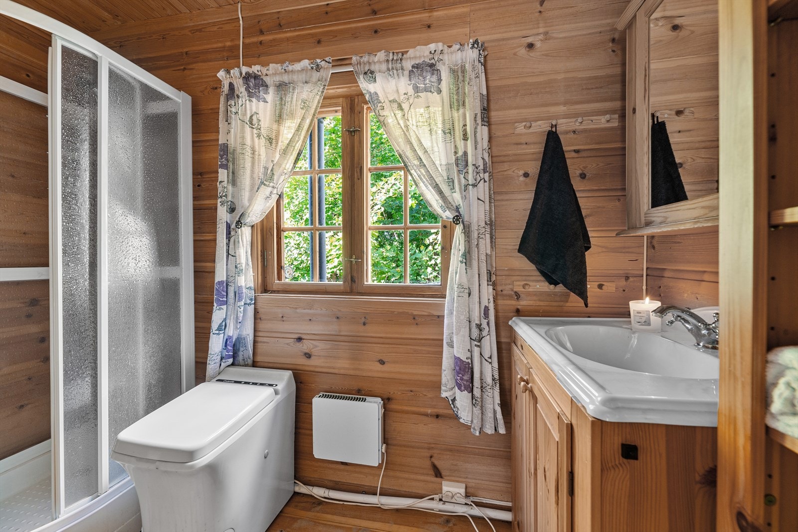 Bad med toalett, servant og dusj Galleribilde