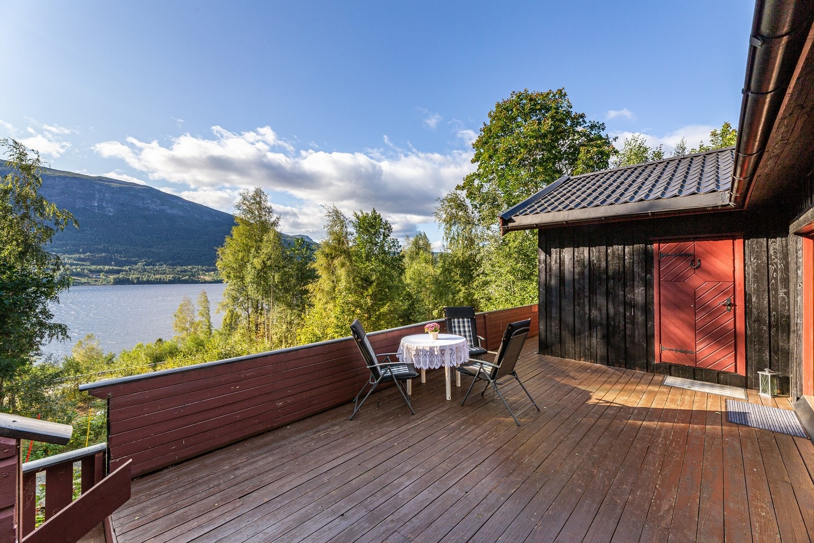 Flott utsikt fra terrassen, adgang til stue med stor skyvedør Galleribilde