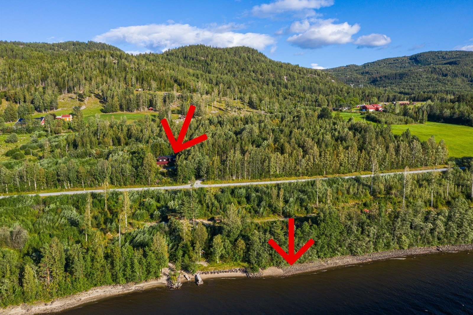 Øverste pil er hytta og andre pilen viser hvor båtplassen er. Galleribilde