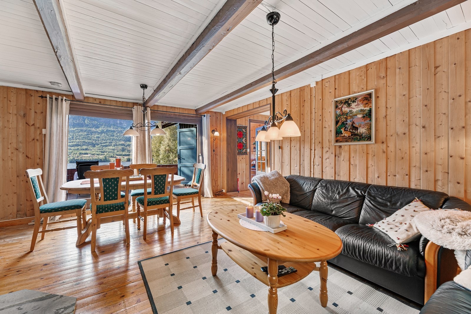 Stue mot spisestue og terrasse Galleribilde