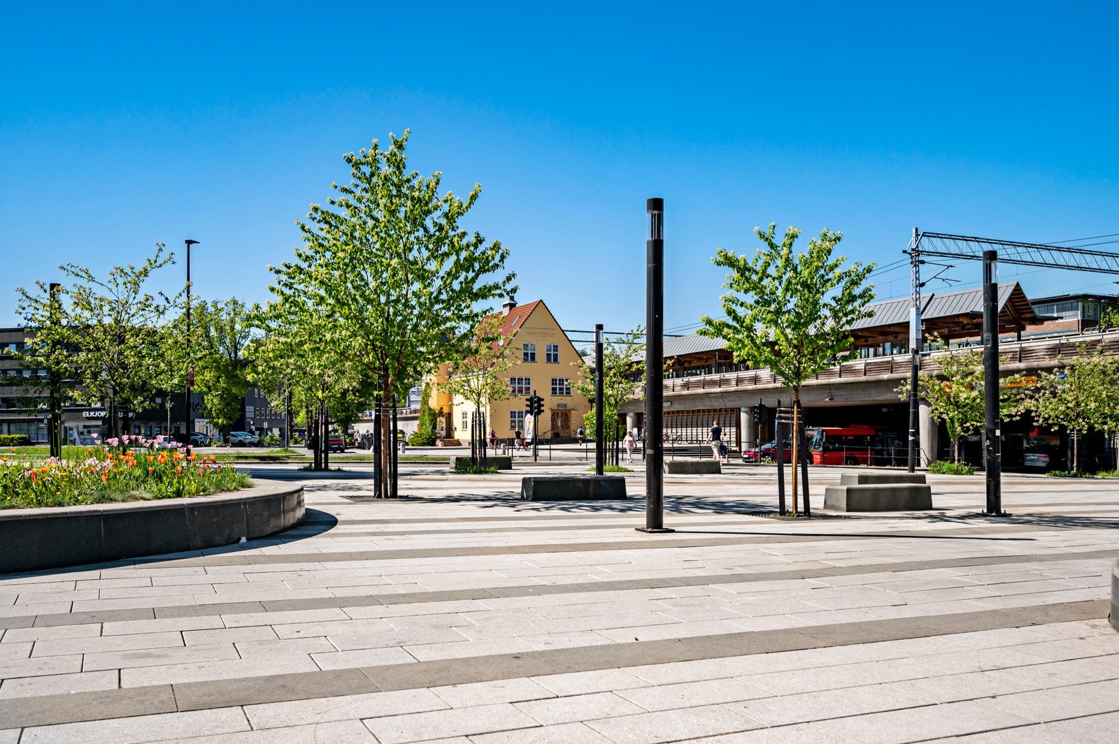 Kort gangavstand til tog, flytog, buss og trikk fra Skøyen. Galleribilde