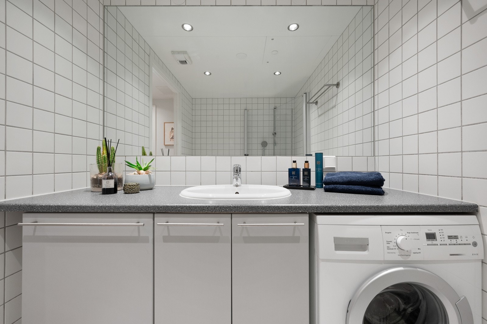 Pent flislagt bad av god størrelse med varmekabler i gulv og downlights i himling. Galleribilde