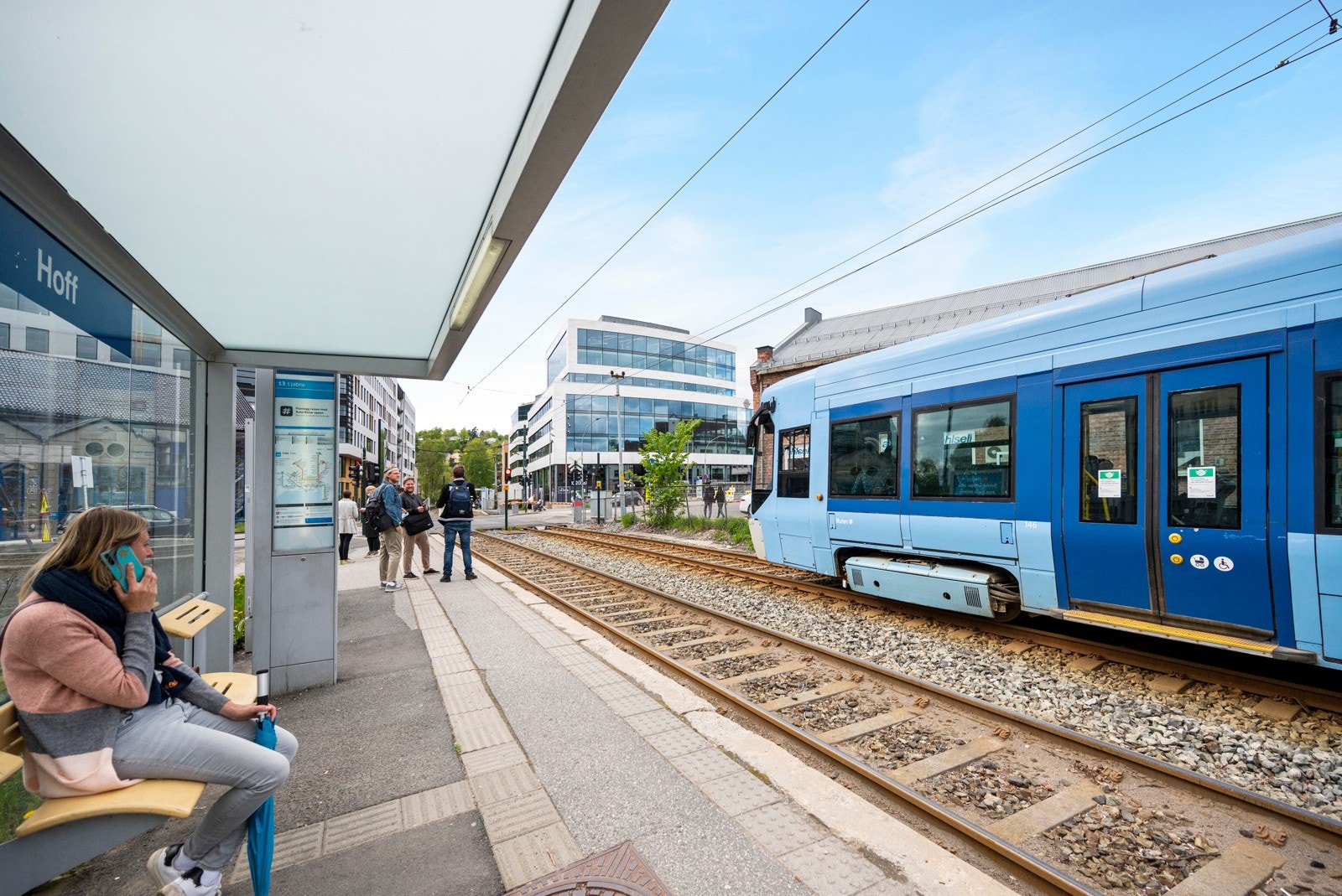 Kun 3 minutters gange til trikkeholdeplassen på Hoff med 13-trikken. Galleribilde