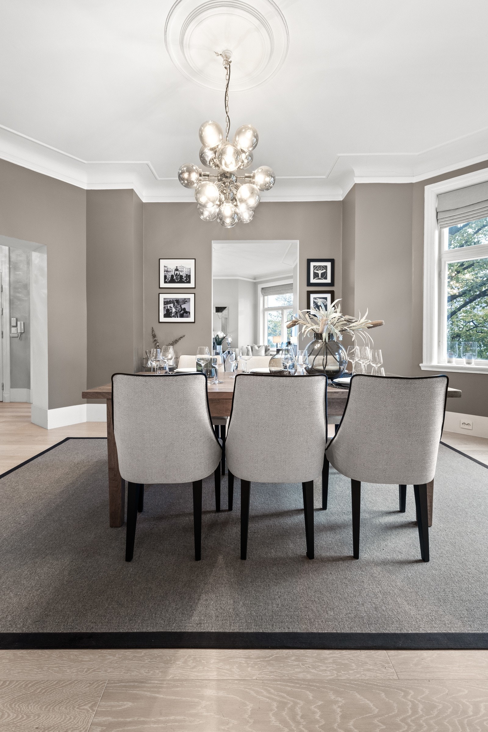 Det er god plass til både venner og familie rundt bordet. Galleribilde