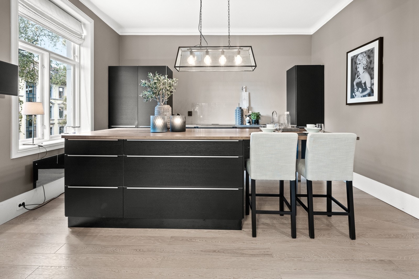 Kjøkkenet har en stor og lekker øy sørger for sosiale stunder rundt matlagingen. Galleribilde