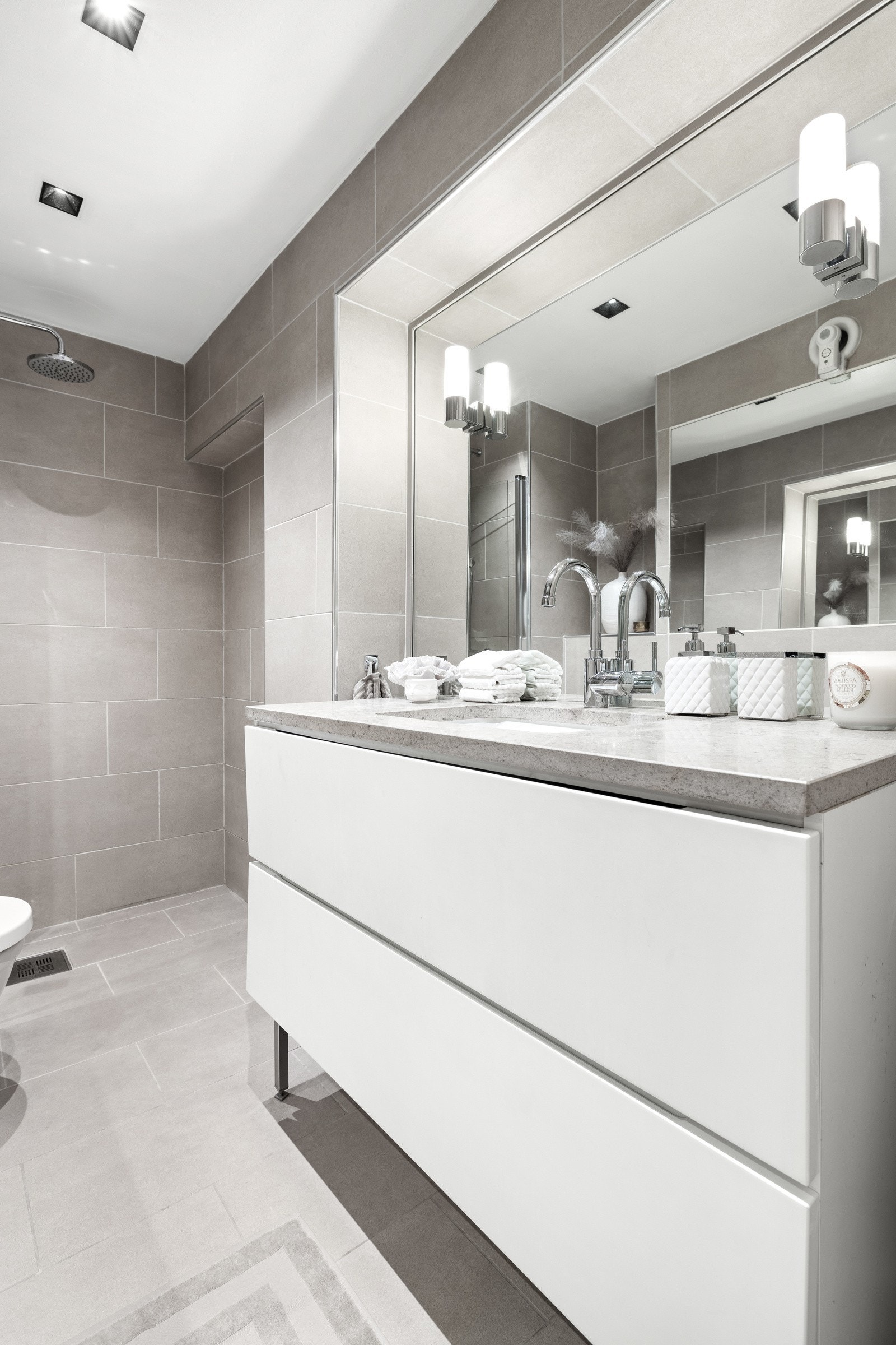 Pent flislagt bad med varmekabler i gulv. Galleribilde