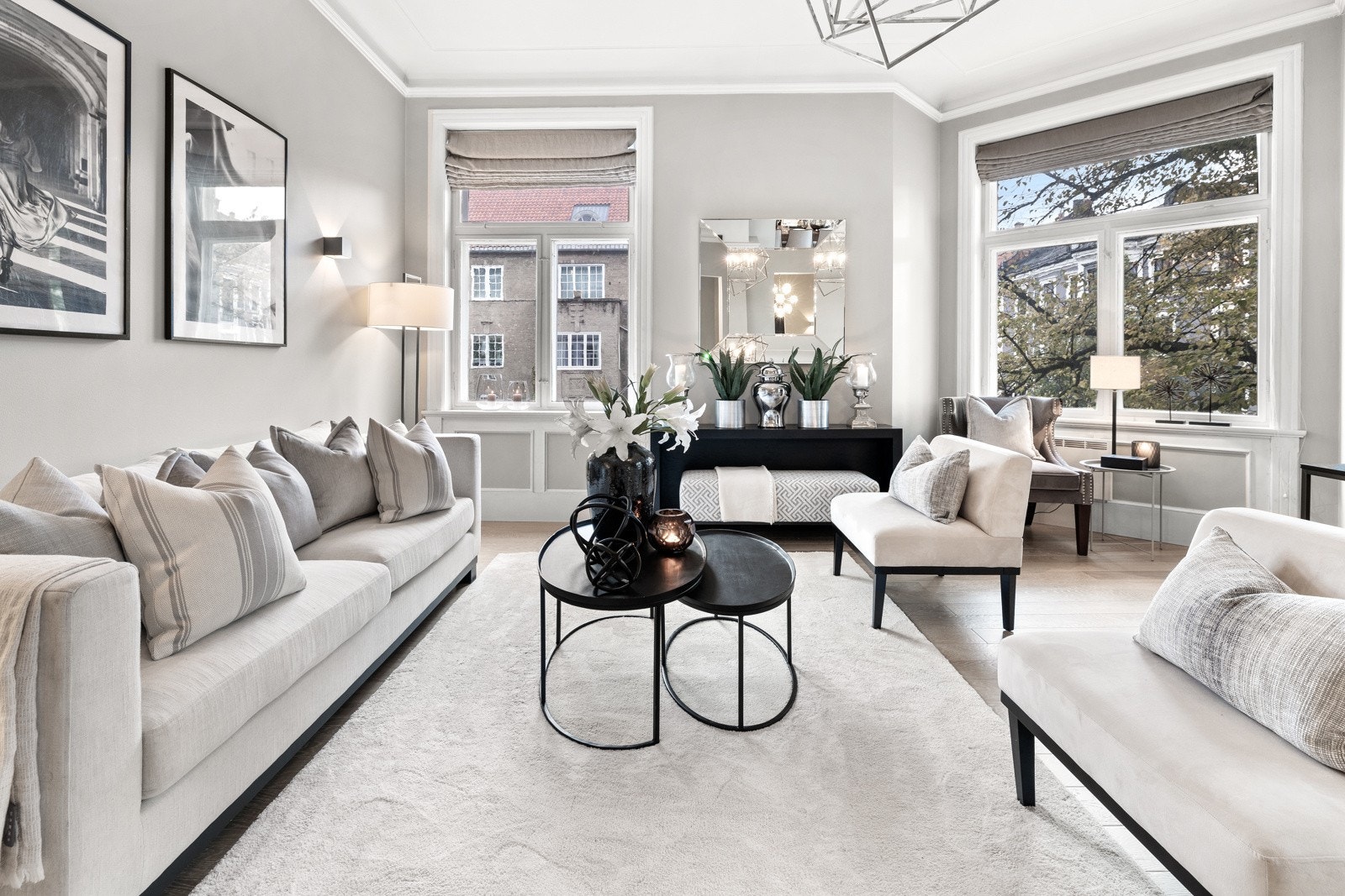 Den delikate beige fargen på veggen og vindusflatene som slipper inn naturlig lys, er med på å gjøre rommet til et oppholdsrom med en behagelig atmosfære. Galleribilde