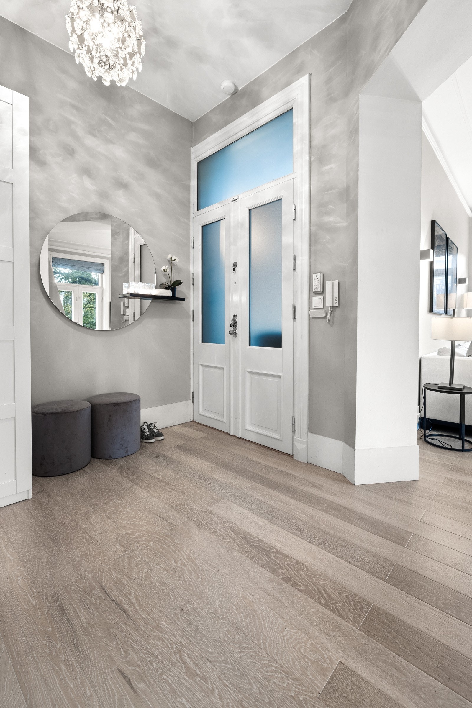 Ditt første møte med leiligheten er entréen, som fungerer som et praktisk knutepunkt mellom rommene hvor hver kvadratmeter utnyttes optimalt. Galleribilde