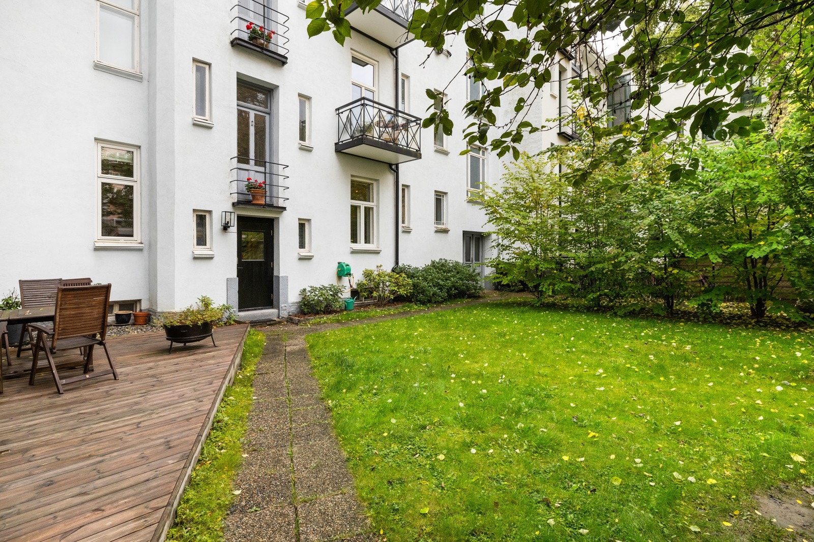 Bakgård. Galleribilde