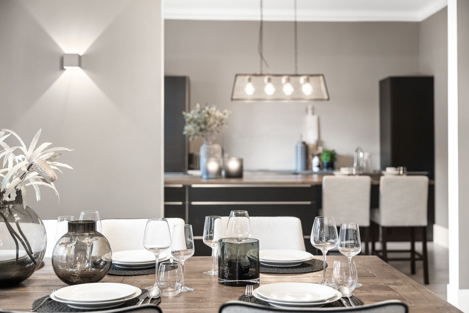 Nærheten mellom kjøkkenet og spisegruppen gjør serveringen enkel Galleribilde