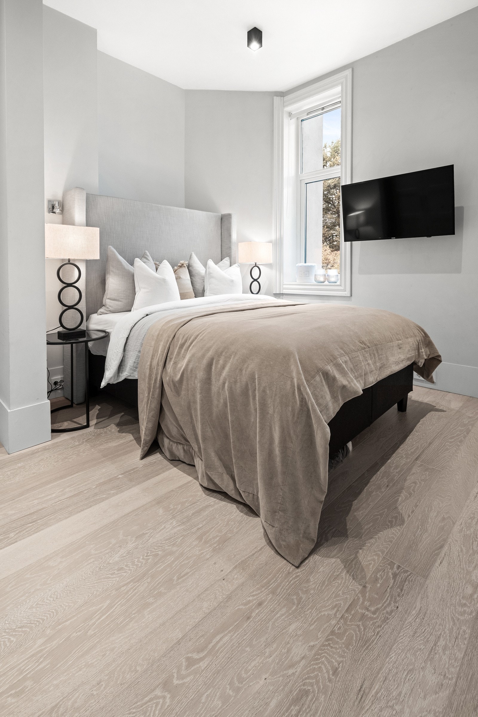 Hovedsoverommet har plass til dobbeltseng, nattbord og annet møblement. Galleribilde