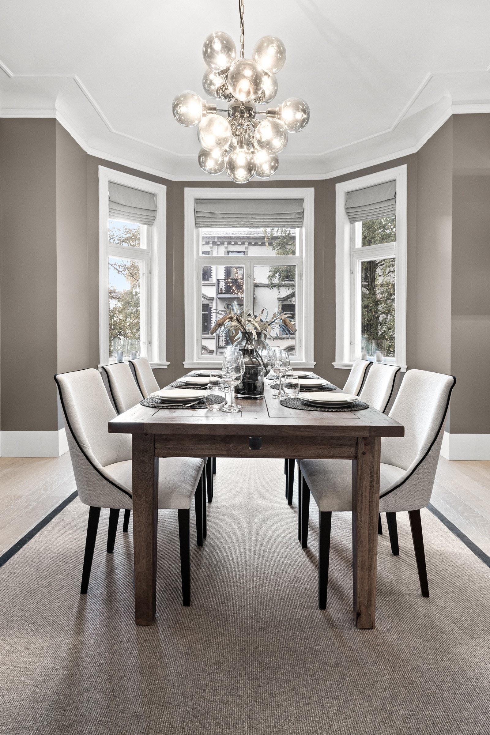 De store vindusflatene og den gode takhøyden er med på å skape en luftig romfølelse i rommet. Galleribilde