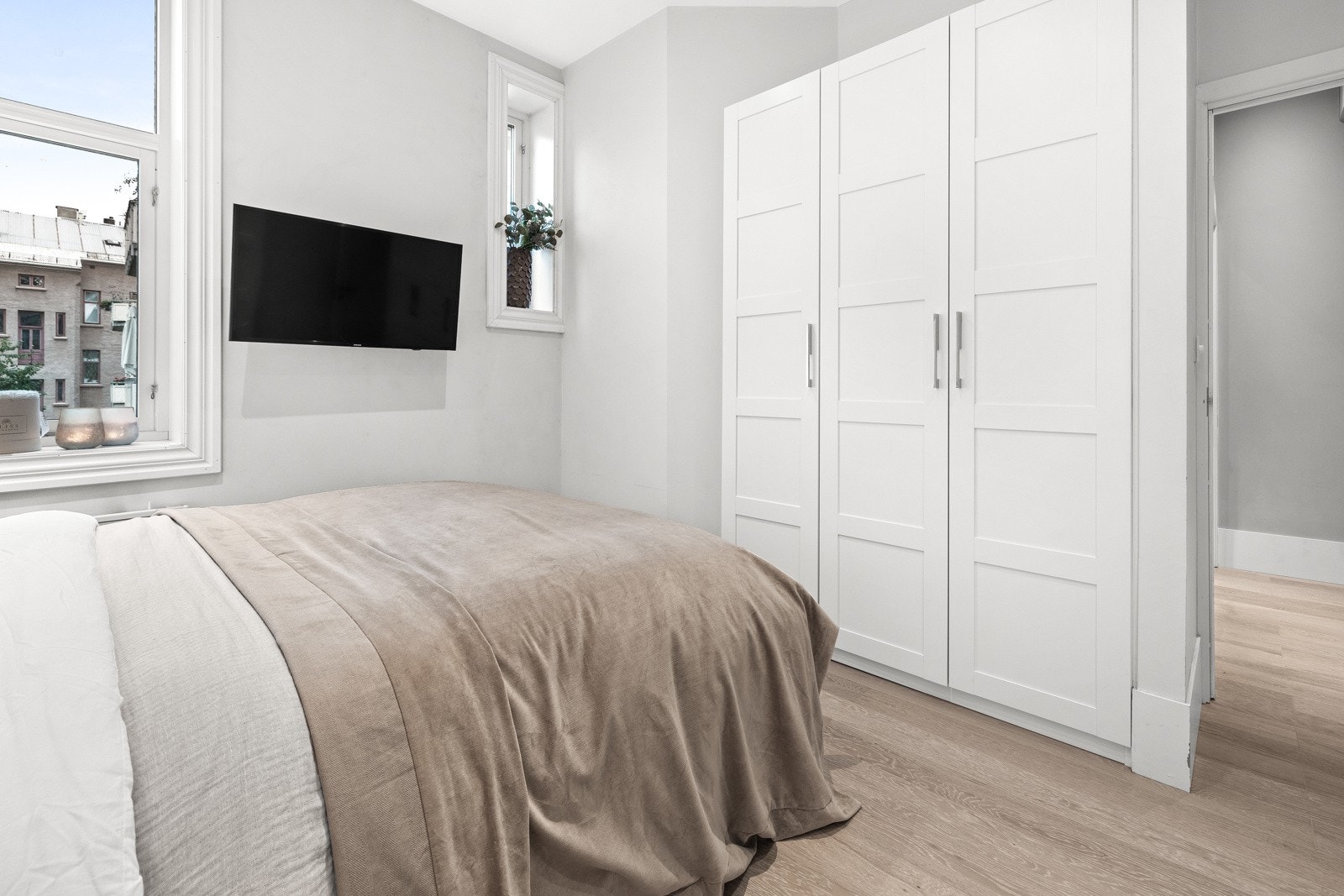 Det er godt med oppbevaringsmuligheter i garderobeskapene. Galleribilde