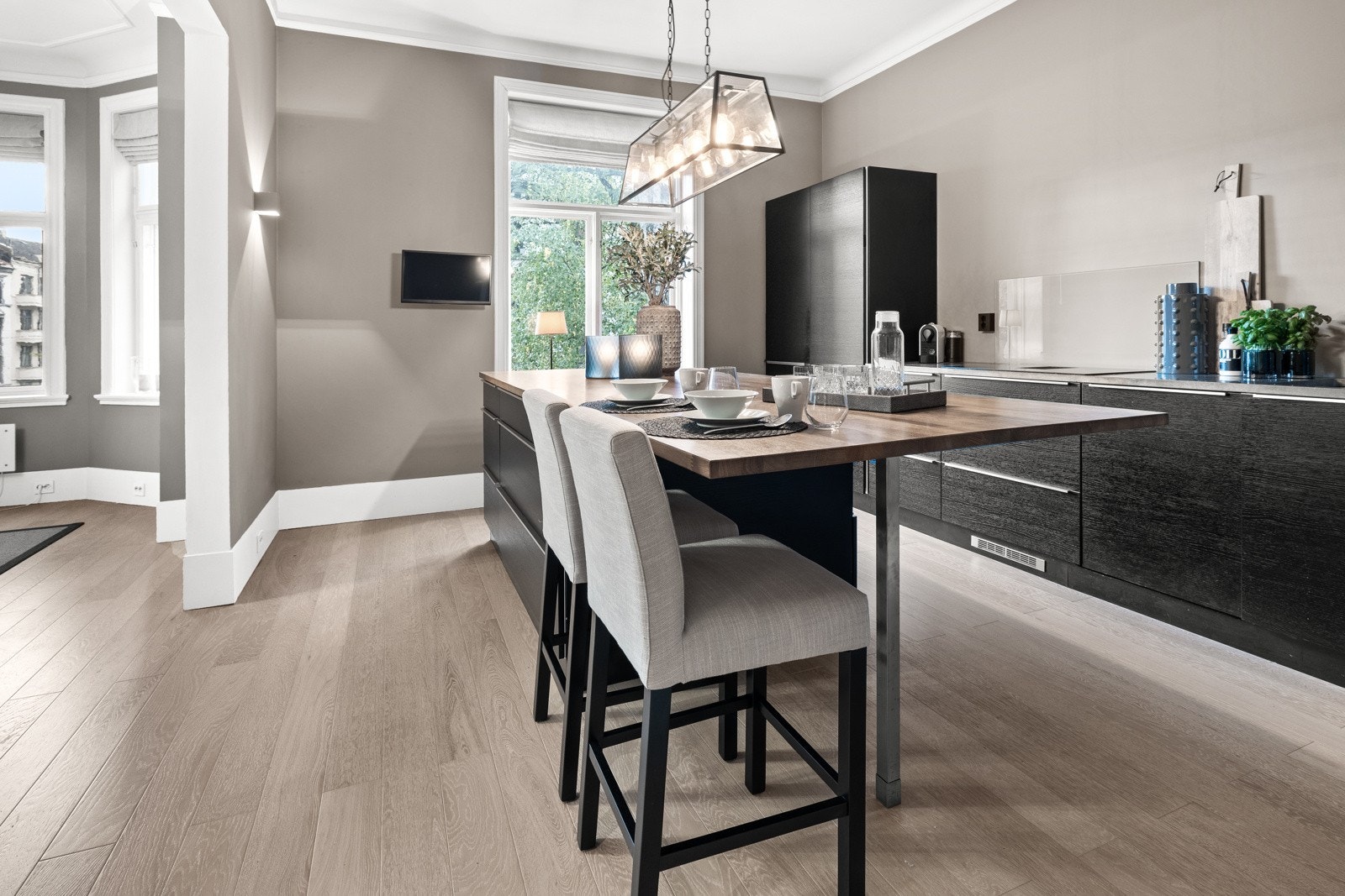 Det kan fint plasseres 2 stoler ved øyen, så her kan man starte dagen med en god frokost og kopp kaffe. Galleribilde