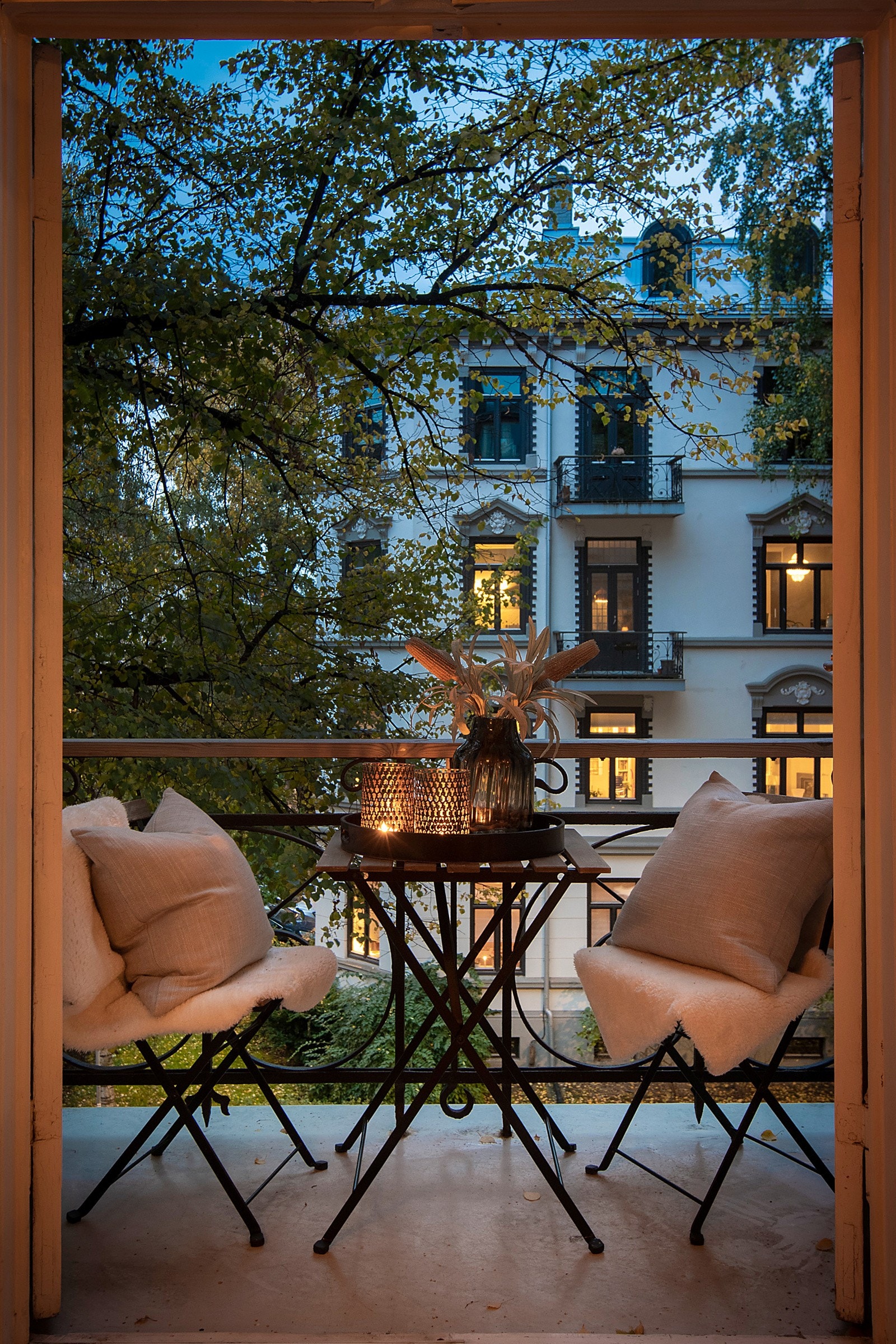 Når du står i stuen med åpne dører ut til balkongen, forstår du fort at dette er en viktig del av leiligheten. Galleribilde