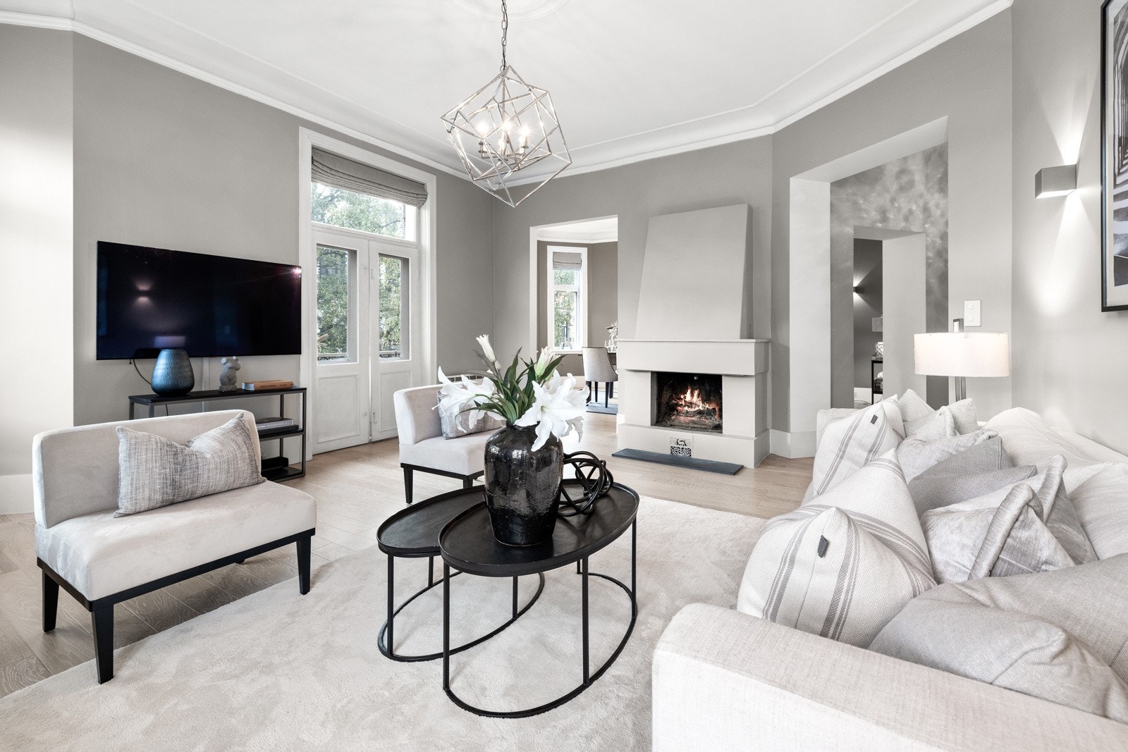 I midten av stuen er det en åpen peis som er med på å gjøre de kalde høstkveldene ekstra hyggelige. Galleribilde