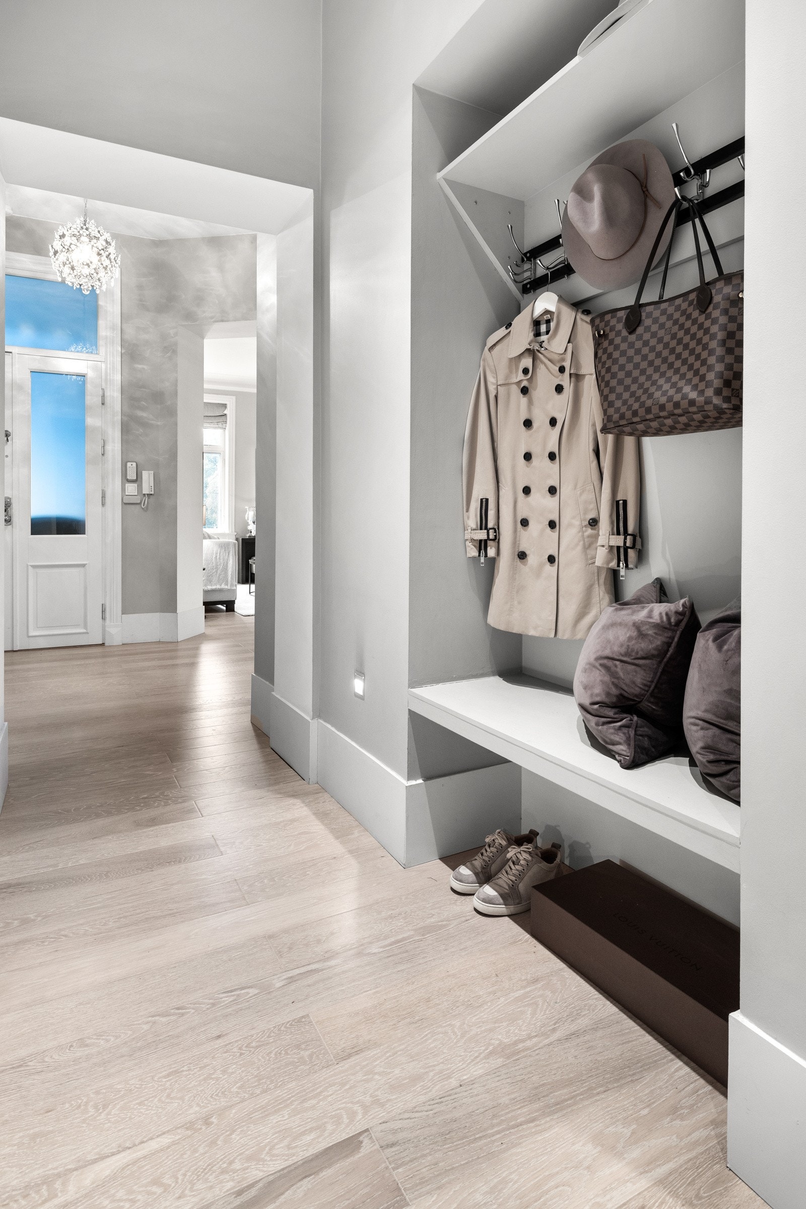 Yttertøyet henger du enkelt ved inngangspartiet. Galleribilde