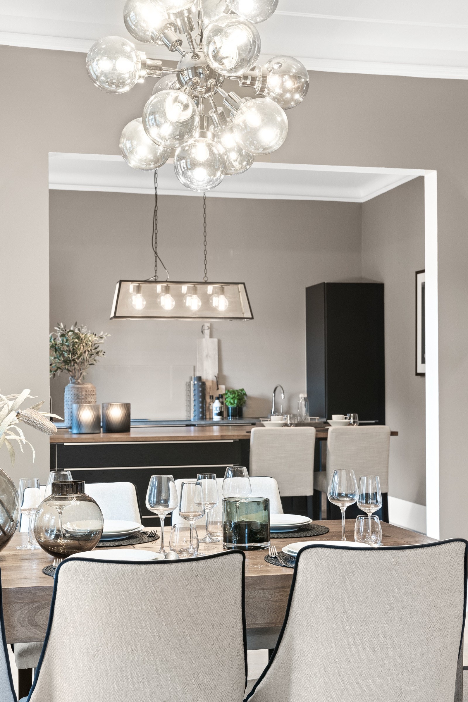 Spisestuen ligger i nær tilknytning til kjøkkenet, så her kan man holde samtalen i gang med sine gjester mens man lager et bedre måltid. Galleribilde