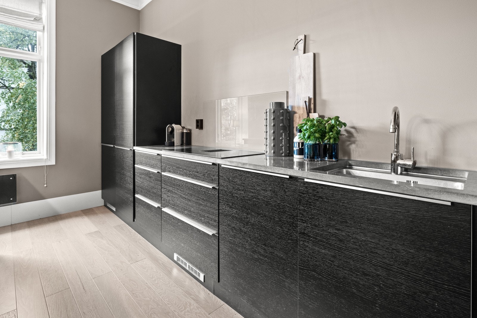 Pent kjøkken med gode oppbevaringsmuligheter. Galleribilde