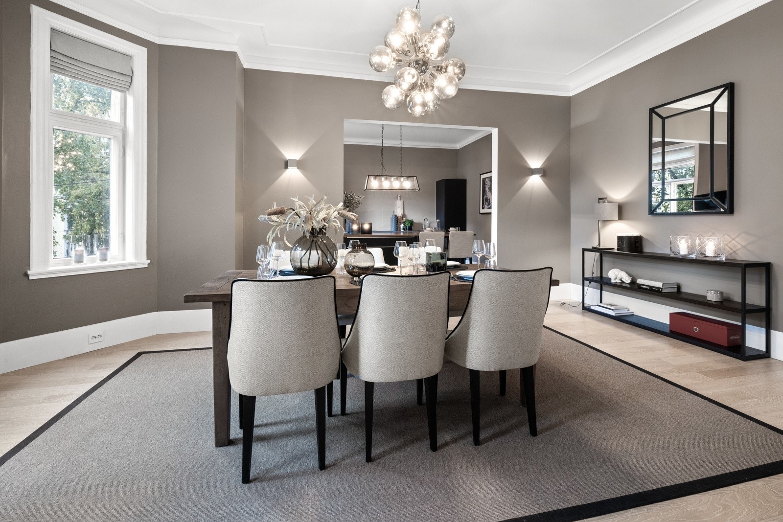 Flott og svært romslig spisestue med karnapp. Galleribilde