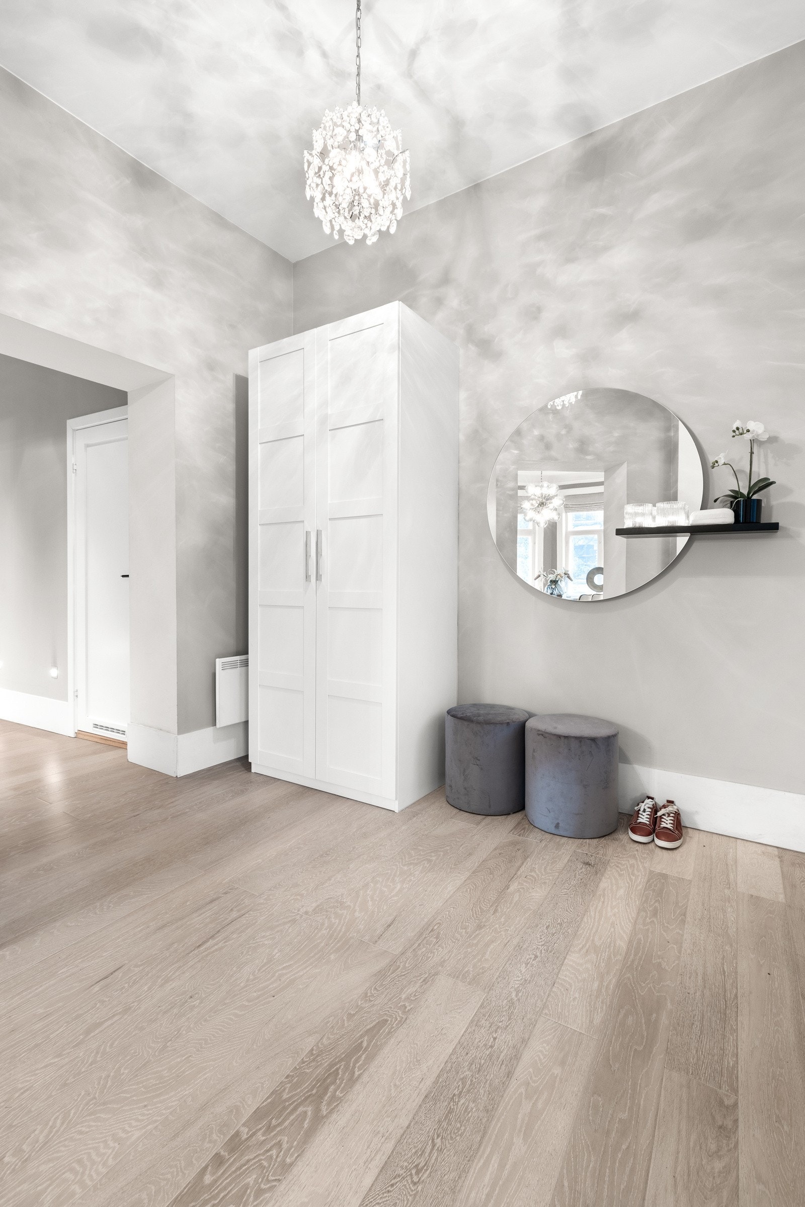 Langs veggen kan du henge opp bilder eller knagger, alt etter behov. Galleribilde