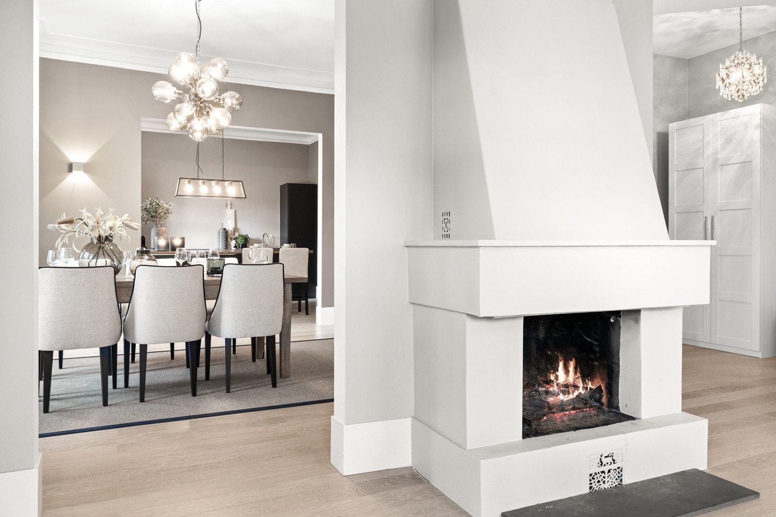 Videre fra stuen kommer du til spisestuen som ligger mellom kjøkken og stue. Galleribilde