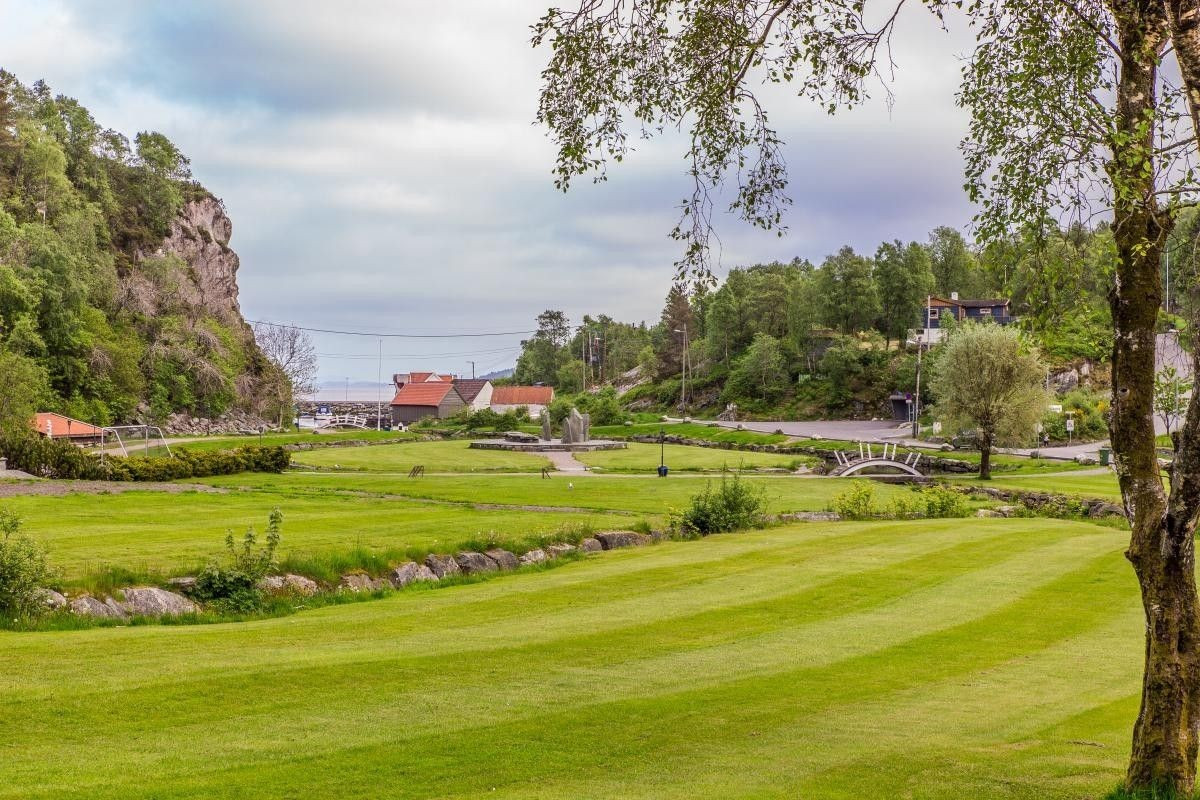 På Haganes har du kanskje Sotras flotteste parkområde som nærmeste nabo.