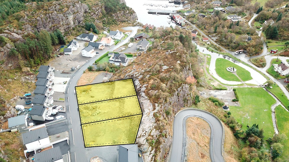 Tomtene har en flott beliggenhet i naturskjønne omgivelser, med ypperlige solforhold og fine tur- og bademuligheter like i nærheten.