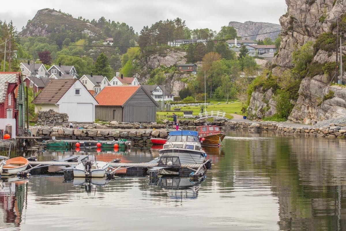 I tillegg til moderne marina finner du også en del eldre naustbebyggelse.