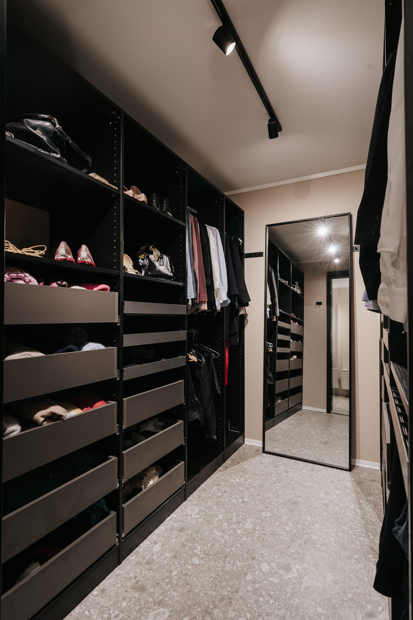 Fra hovedbadet er det inngang til walk-in-closet.