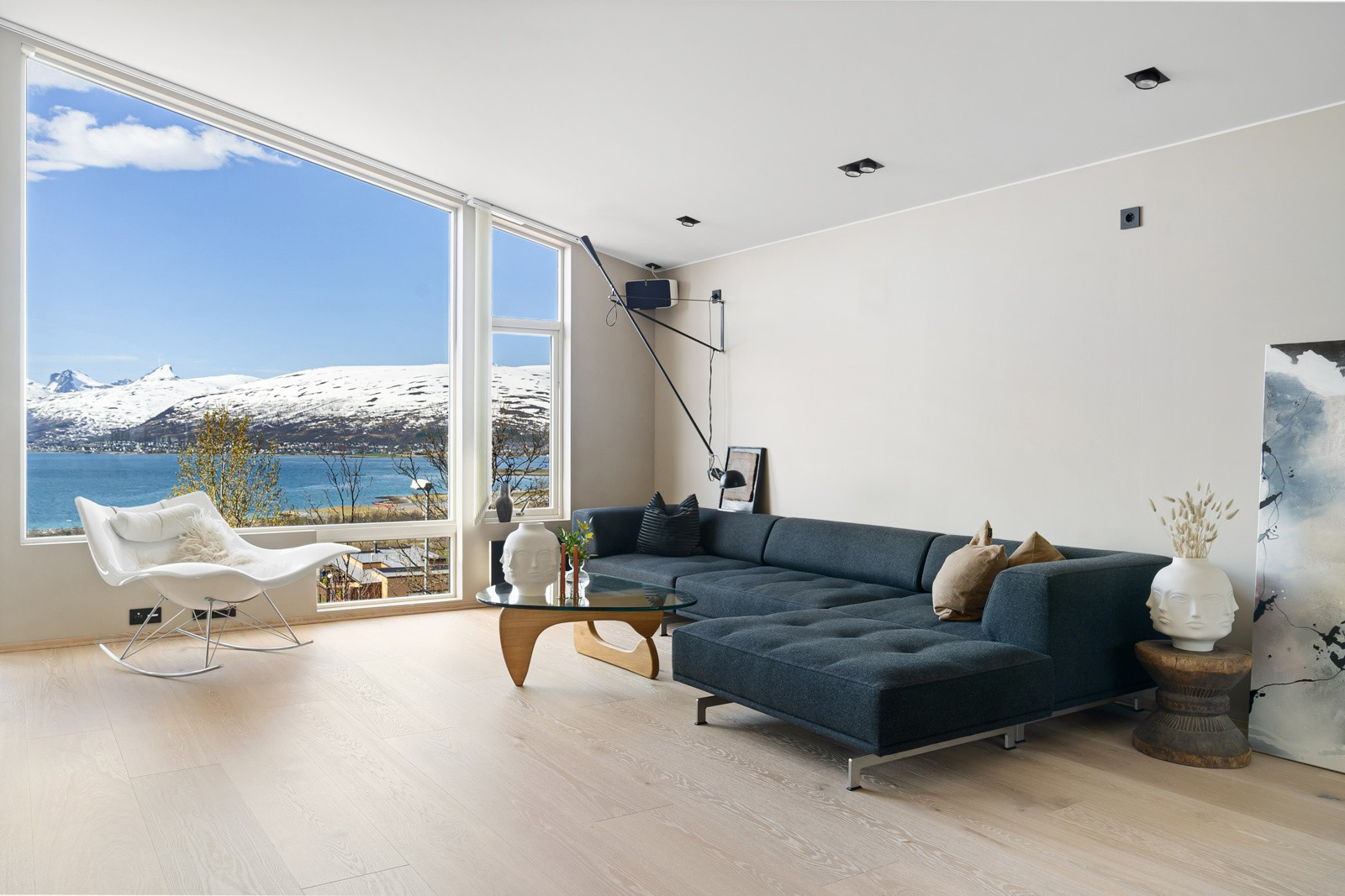 Fra stuen har du en nydelig utsikt over sjø og majestetiske fjelltopper!