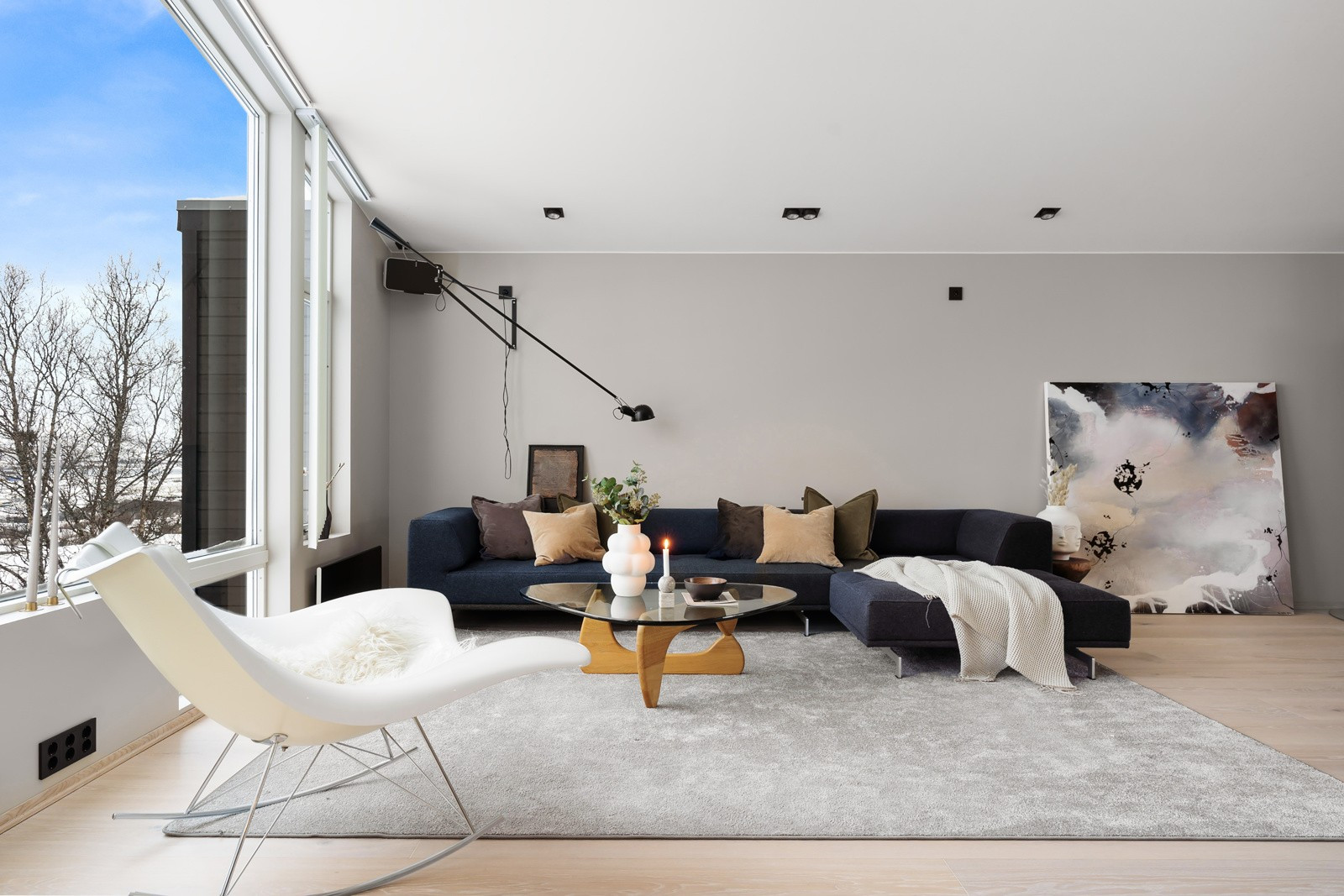 I stuen er det god plass til stor sofagruppe med tilhørende møblement.