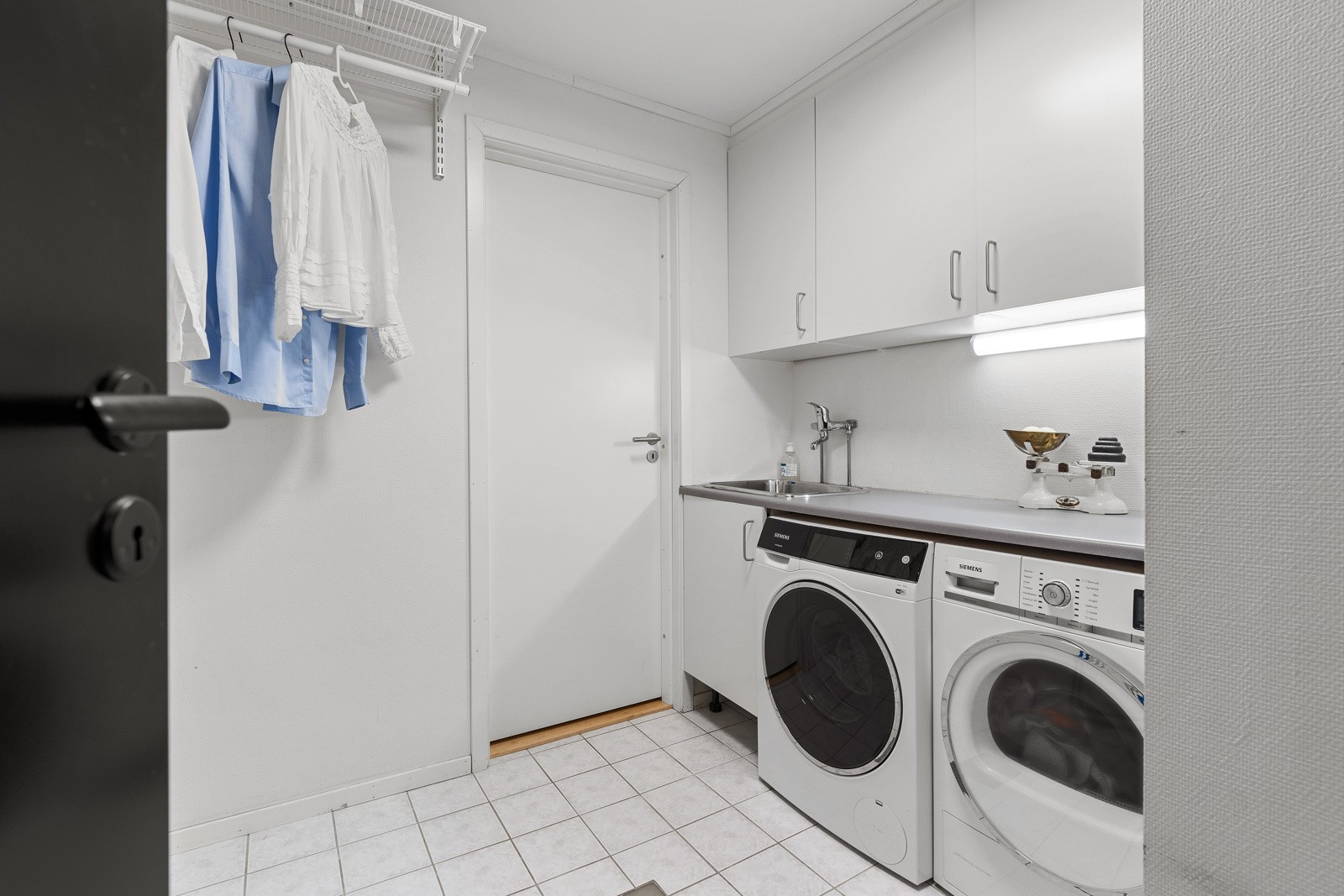 Praktisk vaskerom med god plass til både vaskemaskin og tørketrommel.