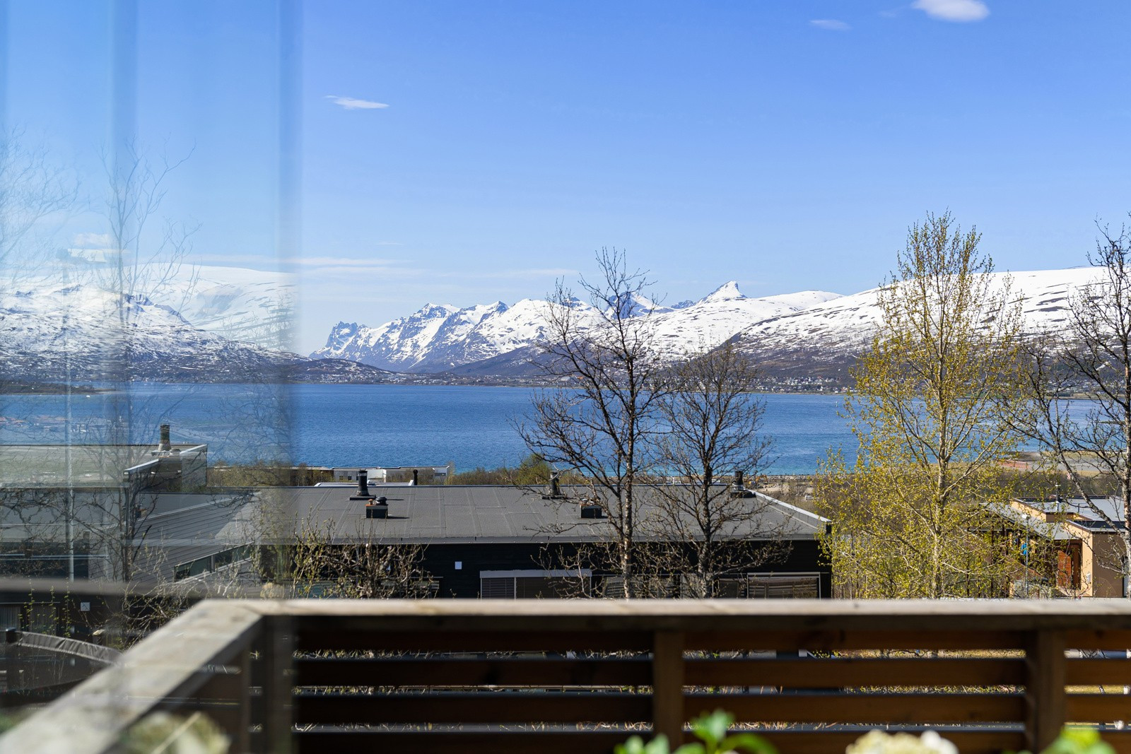 Fra boligen er det kort vei til dagligvare, flotte turområder og bussholdeplass med hyppige avganger.