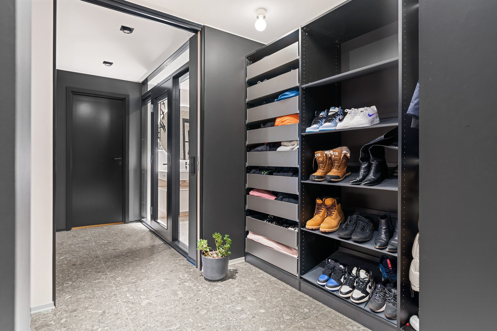 I gangen er det rikelig med oppbevaringsplass i praktisk og lekker garderobe.