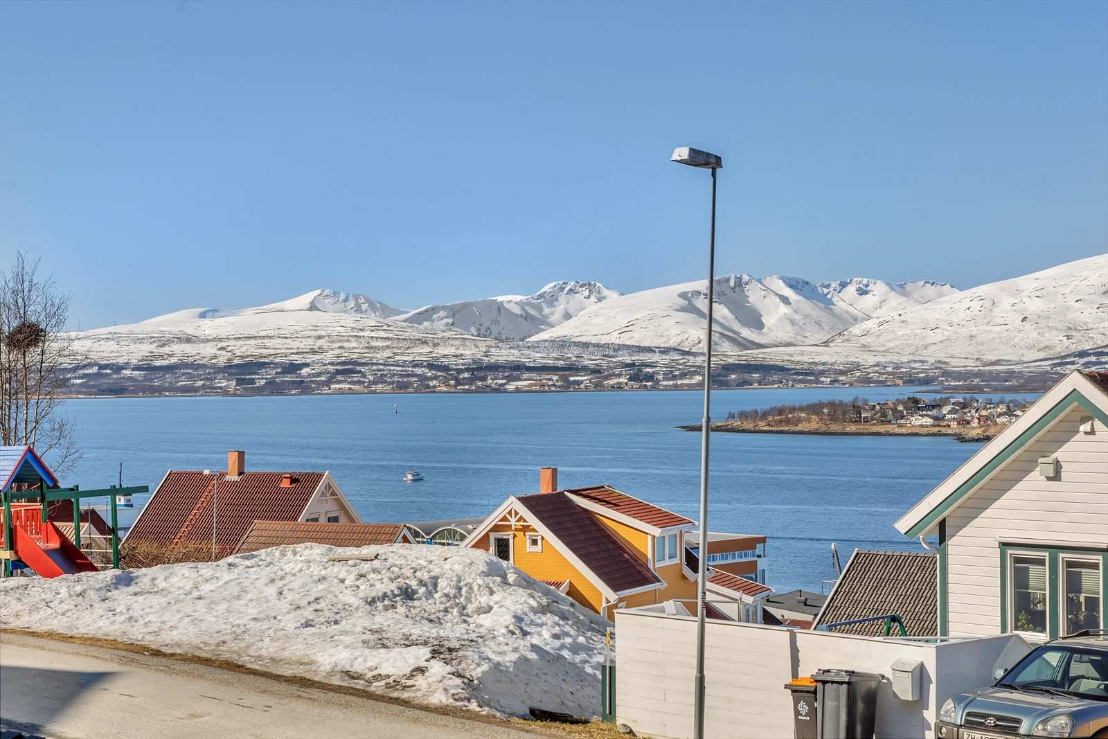 Nydelig utsikt over Kvaløyfjellene, sundet og deler av Tromsøya.