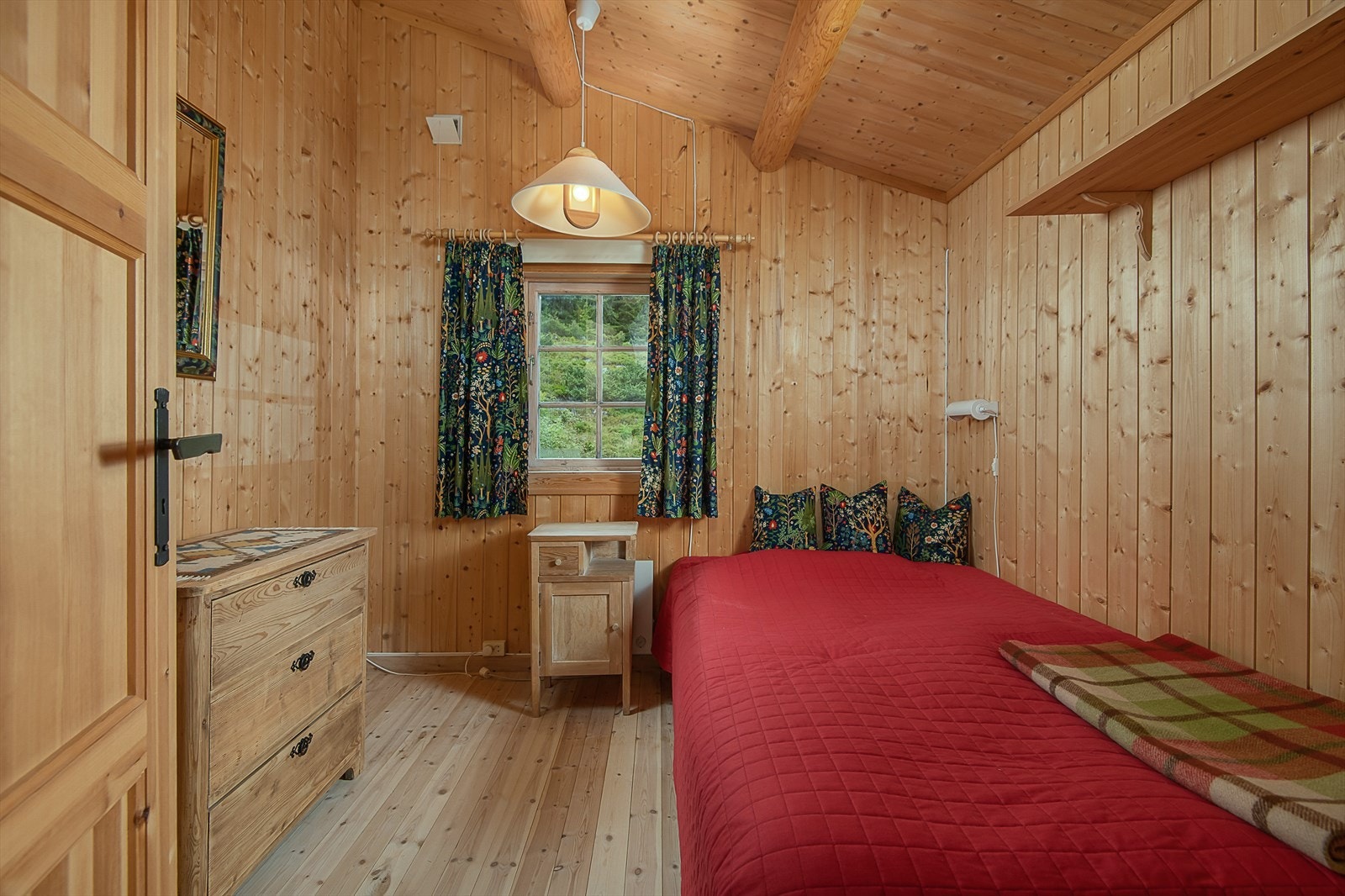 Soverom 2 innredet med enkeltseng. Galleribilde