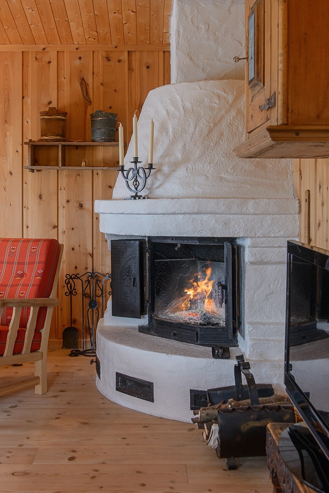 Peis i rommet sørger for god temperatur og knitrende hygge. Galleribilde